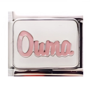 Détail d'un breloque de bracelet en acier inoxydable avec lettrage Ouma en émail rose