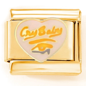 Detail eines Goldkettenarmbands mit pinkem Emailleherz und Cry Baby Schriftzug