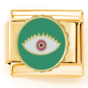 Makroansicht des goldenen Edelstahl-Charms mit grünem Emaille-Auge-Design für Armbänder