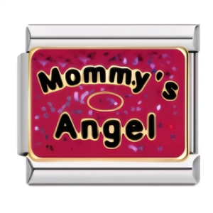 Gros plan du charme Mommy's Angel en acier inoxydable avec finition émail rose pailleté
