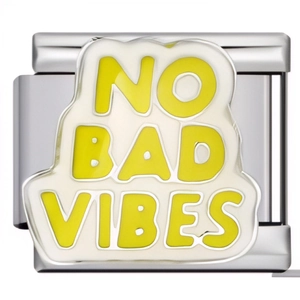 Détail macro du maillon de bracelet italien avec inscription 'NO BAD VIBES' jaune