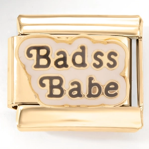 Dettaglio del charm italiano in acciaio dorato con scritte Badss Babe in smalto bianco