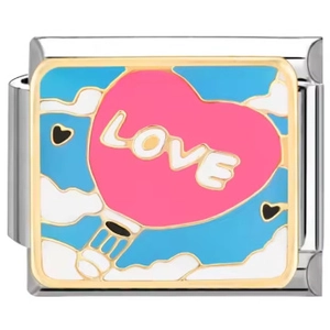 Dettaglio macro del charm stile italiano con palloncino a cuore rosa e scritta LOVE