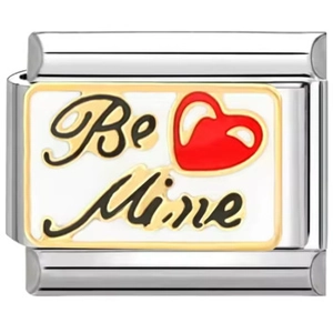Dettaglio del charm Be Mine con bordo dorato e cuore rosso per bracciali modulari
