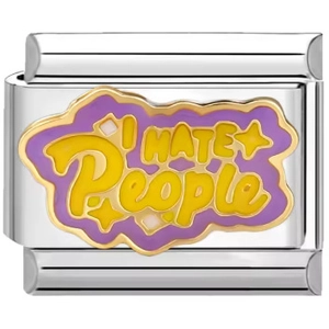 Dettaglio maglia charm in acciaio con smalto viola e scritte I HATE PEOPLE incise