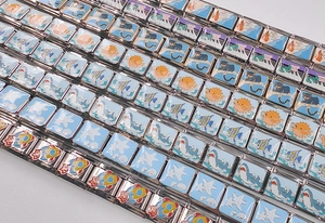Détail de charms italiens modulaires avec motifs émaillés marins et thèmes spatiaux