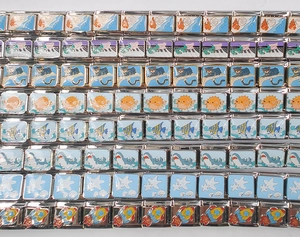Vue détaillée des maillons de breloques italiennes avec motifs marins et émaillés