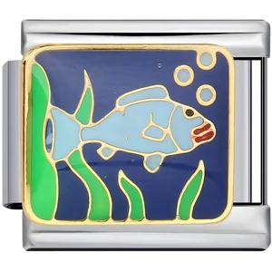 Détail macro du maillon de bracelet en acier inoxydable avec poisson bleu émaillé