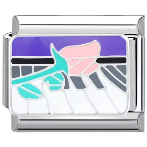 Vue macro détaillée d'un charm en acier inoxydable avec rose rose et motif de piano