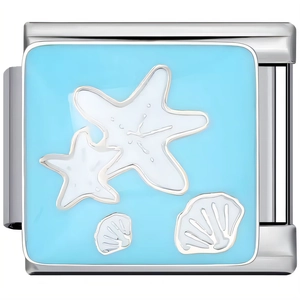 Vue détaillée du charm carré en acier inoxydable avec émail bleu clair et motif étoile de mer