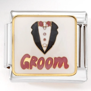 Gros plan du charm en acier avec émail blanc et motif de costume de marié noir et rouge