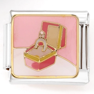 Détail macro du charm italien avec boîte à bague en émail sur maillon en acier inoxydable