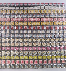Dettaglio macro di maglie per bracciale italiano con motivi smaltati della mamma