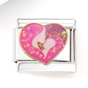 Dettaglio charm italiano con cuore glitterato rosa e silhouette madre e figlio