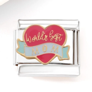 Dettaglio maglia componibile con cuore rosa e scritta World's Best MOM smaltata