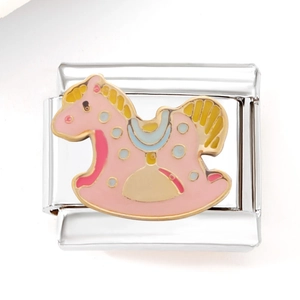 Dettaglio ravvicinato di un charm a forma di cavallo a dondolo rosa per bracciale