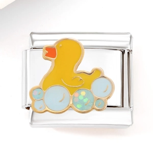 Dettaglio maglia charm italiano in acciaio con anatra gialla e bolle glitterate
