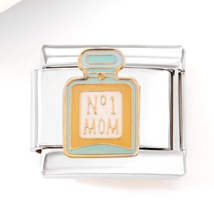 Dettaglio macro della maglia charm italiana con profumo blu e incisione No 1 Mom