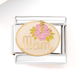 Dettaglio della maglia charm in acciaio inossidabile con ibisco rosa e scritta Mom dorata