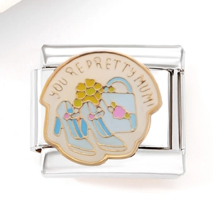 Dettaglio del charm italiano per la festa della mamma con testo You're Pretty Mum e icone