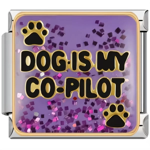 Dettaglio macro del charm modulare italiano con glitter viola e impronte di cane