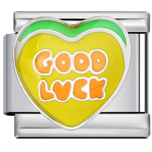 Dettaglio charm italiano Good Luck in acciaio con cuore in smalto giallo e verde