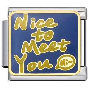 Vista macro di charm italiano con smalto blu e testo Nice to Meet You per bracciali