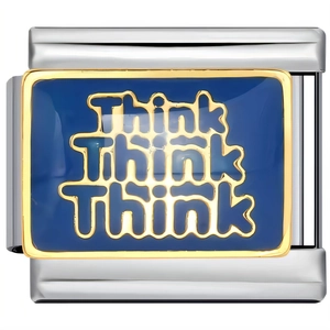 Dettaglio del charm italiano con scritta Think dorata su smalto blu e base argento