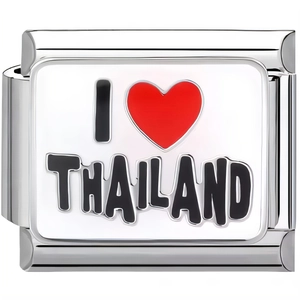Detailaufnahme des Edelstahl-Charms mit I Love Thailand Design für modulare Armbänder