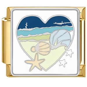 Detail-Nahaufnahme eines herzförmigen Strandlandschafts-Charms auf Goldbasis