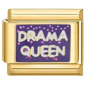 Makroaufnahme des Drama Queen Charm-Glieds in Gold mit violettem Emaille und Glitzer