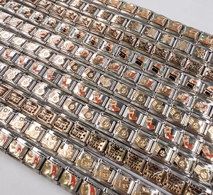 Detailaufnahme festlicher Weihnachts-Emaille-Charms für modulare italienische Armbänder