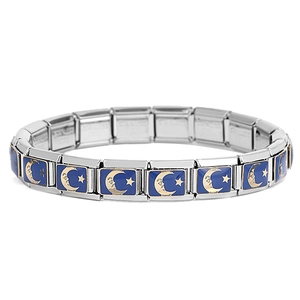 Detailaufnahme der italienischen Charm-Armbänder mit blauem Emaille-Mond und Stern-Motiv