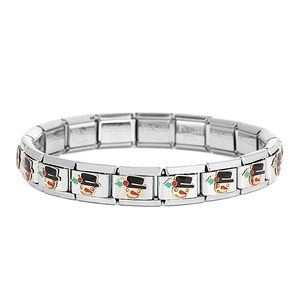 Makroansicht des Weihnachts-Schneemann-Charms am italienischen Edelstahlarmband