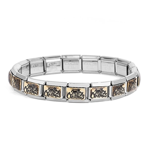 Detail eines italienischen Edelstahl-Charm-Armbands mit goldener Merry Christmas Gravur