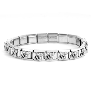 Nahaufnahme eines italienischen Charm-Armbands mit Bienen-Anhängern aus Edelstahl mit Kristallen