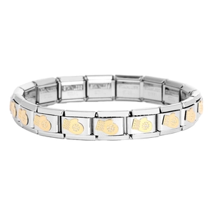 Makroaufnahme von italienischem Modular-Armband mit goldenen Handschuh-Charms und Edelstahl-Stempel