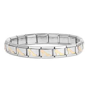 Detail eines italienischen Bettelarmbands mit Edelstahl-Stempel und goldenem Stöckelschuh