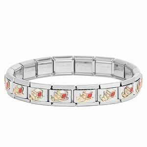Detail eines italienischen Charm-Armbands mit festlichen Weihnachtsschlitten aus Edelstahl