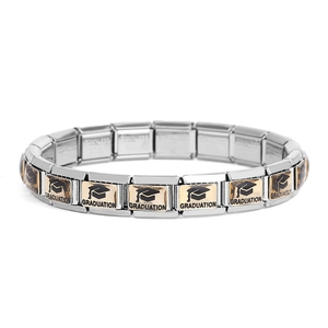 Nahaufnahme des goldenen Abschluss-Modulglieds mit Doktorhut für italienische Armbänder