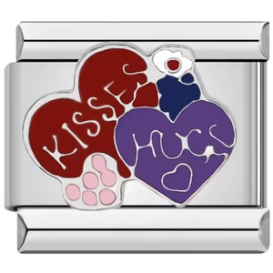 Detalle de eslabones italianos con corazones púrpuras y rojos grabados con Kisses y Hugs
