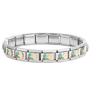 Detail eines italienischen Charm-Armbands mit Stechpalmen-Emaille und Herzmodulen