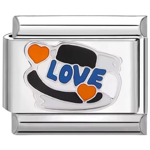 Primer plano de un eslabón italiano de acero con letras LOVE en esmalte y corazones