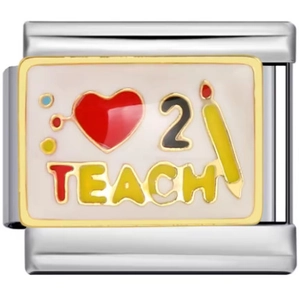 Detalle macro del eslabón de pulsera italiana con motivo de corazón y lápiz Love to Teach