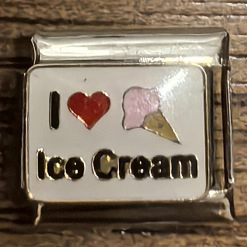 Detalle macro de charm italiano de acero inoxidable con diseño de helado y corazón