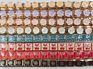 Détails des modules de bracelet italien en or 18 carats avec breloques de fleurs en perles