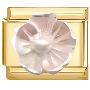 Détail macro d'un maillon de style italien avec finition dorée et fleur en résine