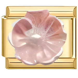 Gros plan détaillé d'un maillon modulaire en or 18 carats avec une fleur rose délicate