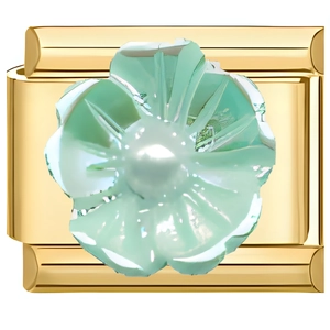 Détail du charm modulaire en acier doré 18K avec fleur en résine verte et perle centrale