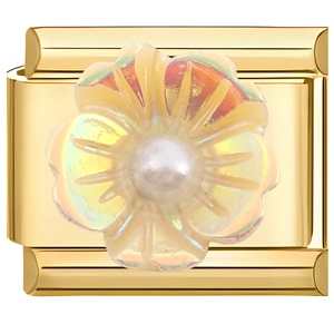Détail d'un maillon de bracelet italien doré avec une fleur irisée et centre en perle
